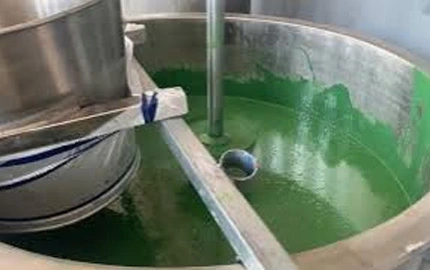 Смешивать и охлаждать смолы и сырья ПВК